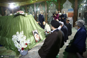 تجدید میثاق رئیس و جمعی از اعضای مجمع تشخیص مصلحت نظام با آرمان‌های امام خمینی (س)-2