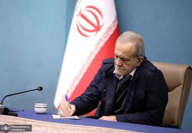 پزشکیان در پیامی به ملت ایران به مناسبت چهلمین روز شهادت رهبر عظیم الشان انقلاب اسلامی: ثبات امروز کشور، حاصل همدلی مردم، دولت و نیروهای مسلح است/ آتش‌بس، نتیجه تحمیل اراده ملت ایران بر دشمن بود/ صلحی که از موضع اقتدار باشد، ضامن منافع ملت است