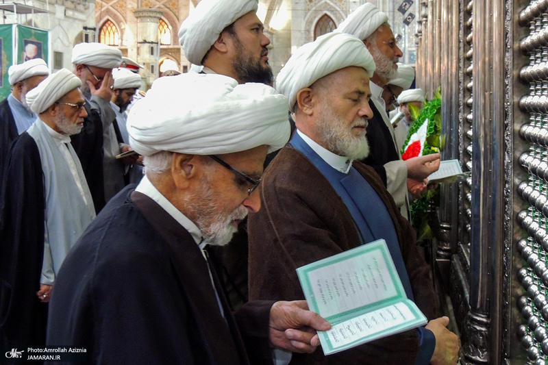 ادای احترام جمعی از علمای نجف نسبت به مقام شامخ حضرت امام خمینی (س)