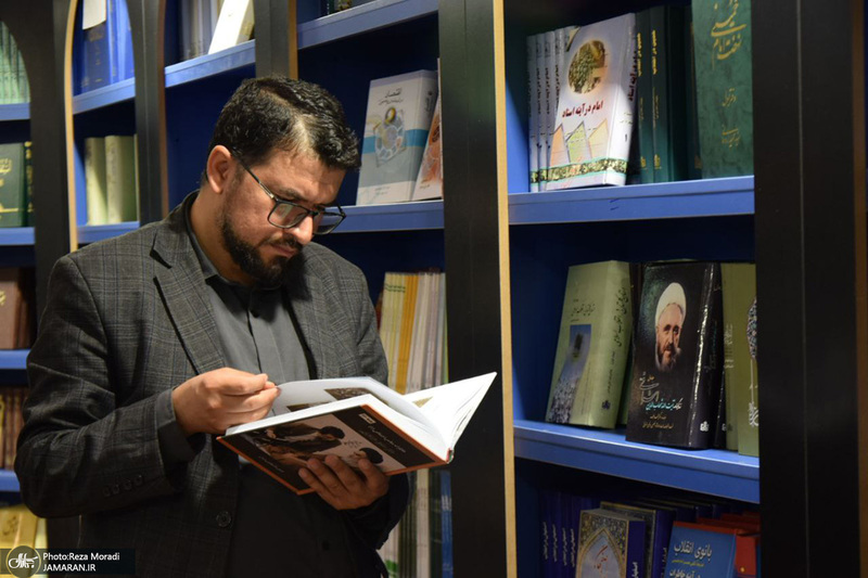 غرفه موسسه تنظیم و نشر آثار امام خمینی (س) در سی و پنجمین نمایشگاه بین المللی کتاب تهران- 1