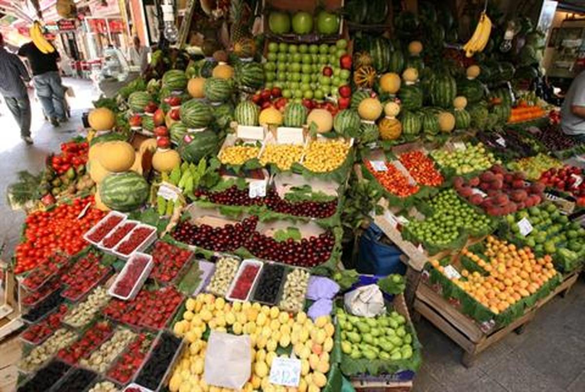 رئیس اتحادیه فروشندگان میوه و سبزی : سیب نخرید تا ارزان شود