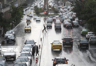 جاده‌های ‌استان‌ تهران بدلیل بارش باران لغزنده است