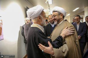 بازدید آیت الله دری نجف آبادی از نمایشگاه عکس امام دل‌ها‎
