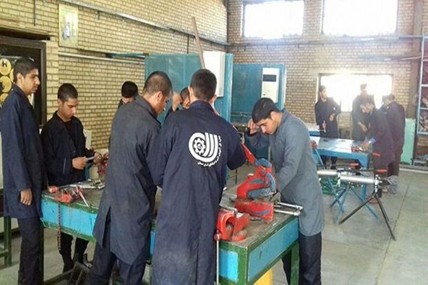 فنی و حرفه ای جوانان دهلرانی را برای کار در ان جی ال آموزش می دهد