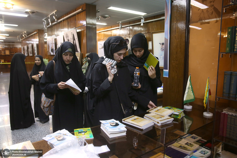 بازدید جمعی از دانشجویان انگلیسی و جمعی از دانش آموزان بندر دیر از جماران