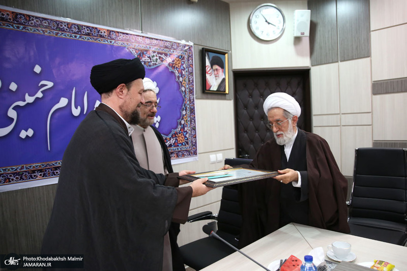 نشست صمیمانه اعضا هیات علمی پژوهشکده امام خمینی و انقلاب اسلامی با تولیت  معزز به مناسبت روز معلم