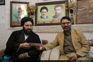 دیدار سید علی خمینی با خانواده شهیدان مهدی زین الدین و محمد جواد دل آذر