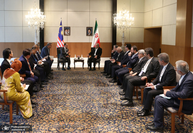 دیدار سران ایران و مالزی در حاشیه اجلاس بریکس/ پزشکیان: ارتباطات‌مان با کشورهای مسلمان و همسایه را منطقی‌تر و محکم‌تر می‌کنیم/ امنیت خاورمیانه تنها به دست کشورهای منطقه محقق خواهد شد/ انور ابراهیم: قاطعانه از تمامیت ارضی و حاکمیت ایران دفاع می‌کنیم