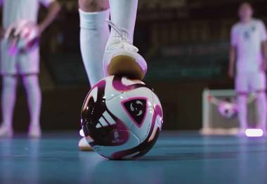 ویدیو| طلبکار زن بازی فوتسال را در یزد متوقف کرد!