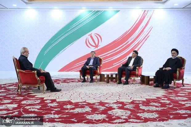 این پرسش و پاسخ نیست، گفت‌وشنودی طراحی نشده با رئیس جمهور است + عکس