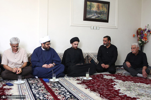 حضور سید احمد خمینی در منزل شهید مصطفی عزیزی در شهر بروجرد
