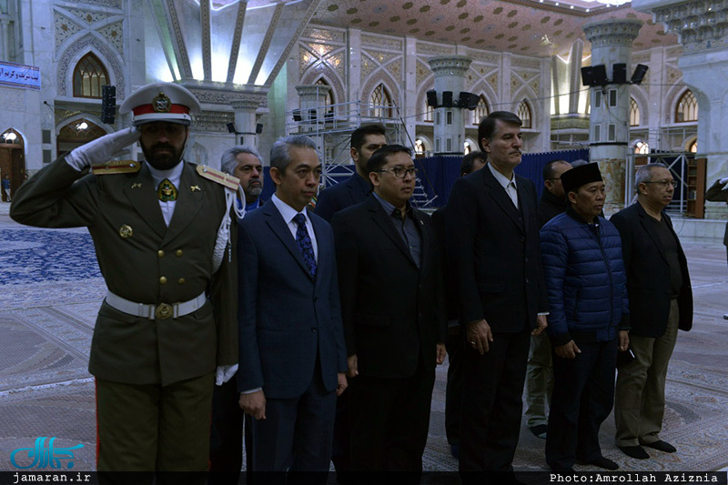 ادای احترام رئیس مجلس اندونزی به مقام شامخ حضرت امام خمینی(س) 