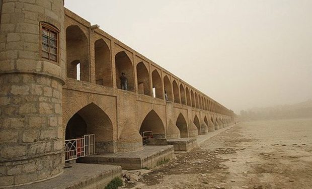 گرد وغبار اصفهان را فرا می گیرد