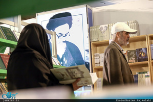 غرفه موسسه تنظیم و نشر آثار امام خمینی در نمایشگاه بین المللی کتاب تهران