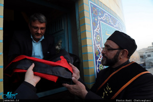 تعویض پرچم گنبد حرم مطهر حضرت معصومه(س) در آغاز ماه محرم