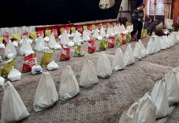 تعدادی از هیات‌های مذهبی مشهد سه هزار بسته معیشتی توزیع کردند