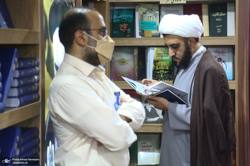 غرفه موسسه چاپ و نشر عروج در سی‌ و سومین نمایشگاه بین‌المللی کتاب تهران - 2