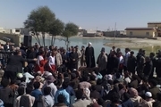 تصویری از درد و دل یک امدادگر با روحانی در مناطق سیل زده