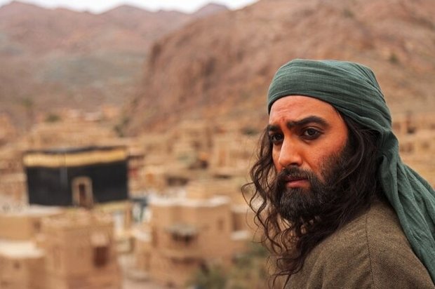 چالش‌های گریم بازیگر «مهمان کُشی» با ۲ نقش متفاوت
