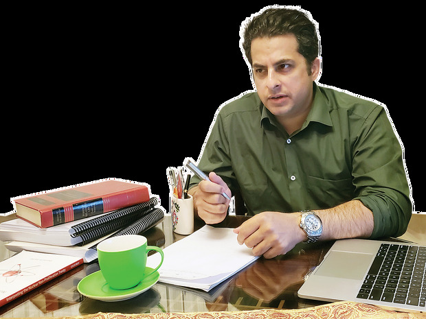 انتقاد یک کارشناس مسائل بین الملل از اظهارات یک نماینده مجلس علیه ظریف: چرا برای توجیه تروریسم اقتصادی آمریکا علیه مردم ایران بستر حقوقی فراهم و پهن می‌کنید؟