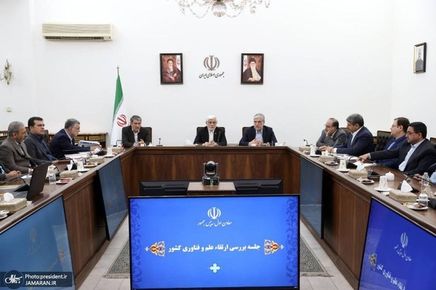 عارف: اگر در توسعه فناوری‌های پیشرفته غفلت کنیم قادر به مقابله با تهدیدات نخواهیم بود/ دانشگاه‌ها و مراکز پژوهشی همکاری‌های ارزشمندی را با مراکز دفاعی آغاز کرده‌اند/ ظرفیت علمی کشور در مقایسه با ۴۰ سال گذشته در بهترین وضعیت قرار دارد