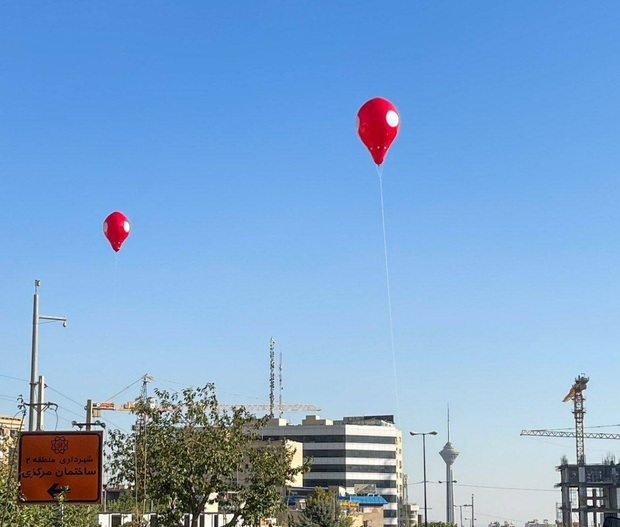 بالن ها در آسمان تهران/ هنوز دلیل مشخص نیست + عکس