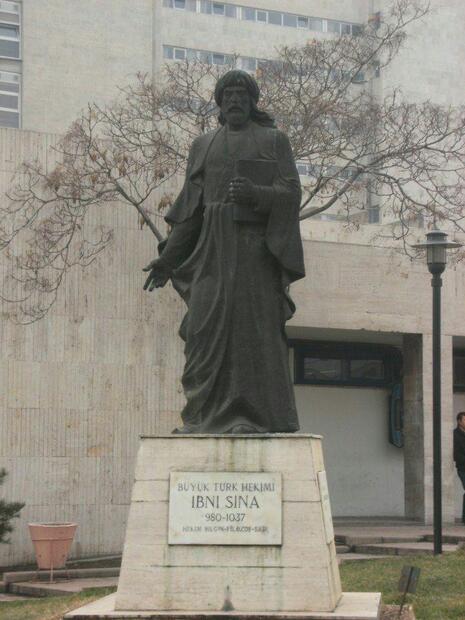 مجسمه عجیب ابن سینا در آنکارا! + عکس