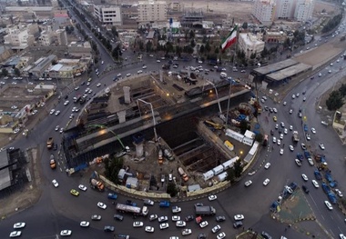 بتن‌ریزی عرشه پل اصلی تقاطع سه سطحه غیرهمسطح ولیعصر در ارتفاع ۲۶ متری تلاش شبانه‌روزی برای بهره‌برداری از تقاطع ولیعصر