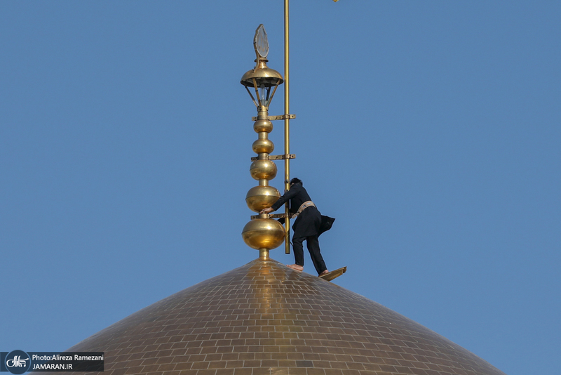 تعويض پرچم گنبد امام رضا (ع)