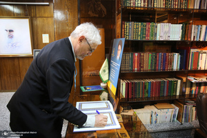 بازدید مهمانان خارجی شرکت کننده در مراسم وداع و تشییع رهبر شهید از حسینیه جماران