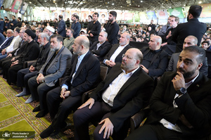 اقامه نماز رهبر معظم انقلاب بر پیکر رئیس جمهوری و یارانش