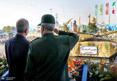 مراسم رژه نیروهای مسلح در جوار حرم مطهر امام خمینی (س)