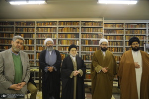 مراسم اهدای نسخه‌های خطی کتابخانه مرحوم آیت الله شاه آبادی به کتابخانه مرحوم آیت الله العظمی مرعشی نجفی