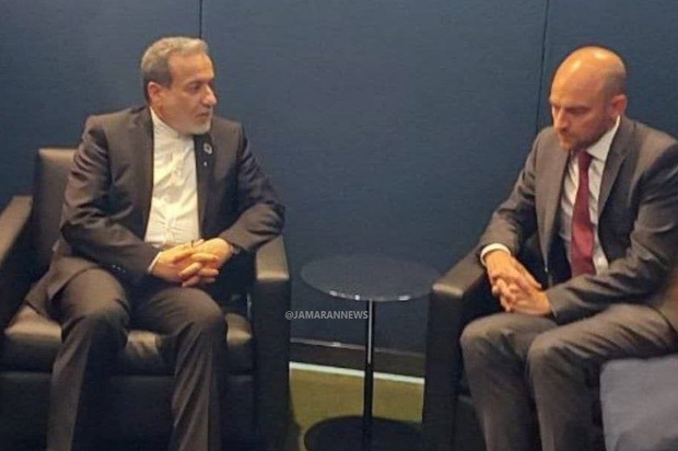 دیدار وزرای امور خارجه ایران و فرانسه در نیویورک/ گفت و گوی عراقچی و بارو در مورد موضوع هسته‌ای و اسنپ بک