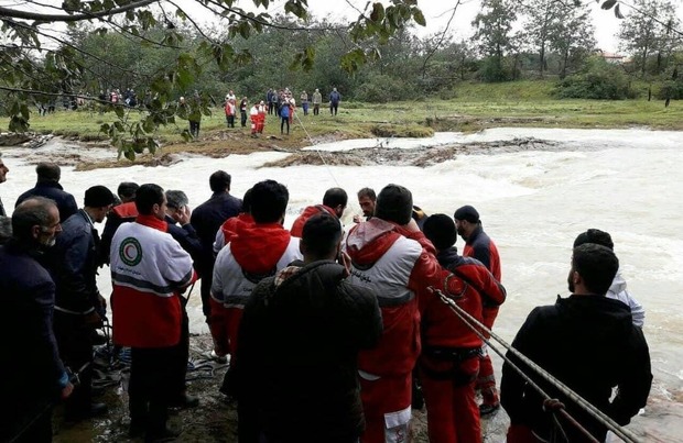 50 امدادگر در جستجوی سرنشینان خودرو در رودخانه فومن هستند