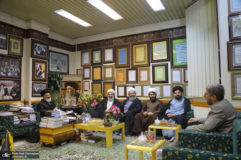 مراسم اهدای نسخه‌های خطی کتابخانه مرحوم آیت الله شاه آبادی به کتابخانه مرحوم آیت الله العظمی مرعشی نجفی