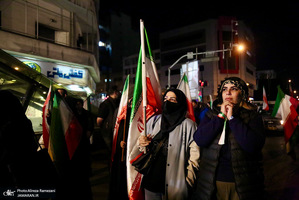 حركت دسته مردمى پرچمداران ايران به مناسبت روز جمهوری اسلامی ایران