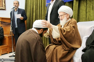 عمامه گذاری طلاب در روز عید مبعث توسط مراجع عظام تقلید‎‎