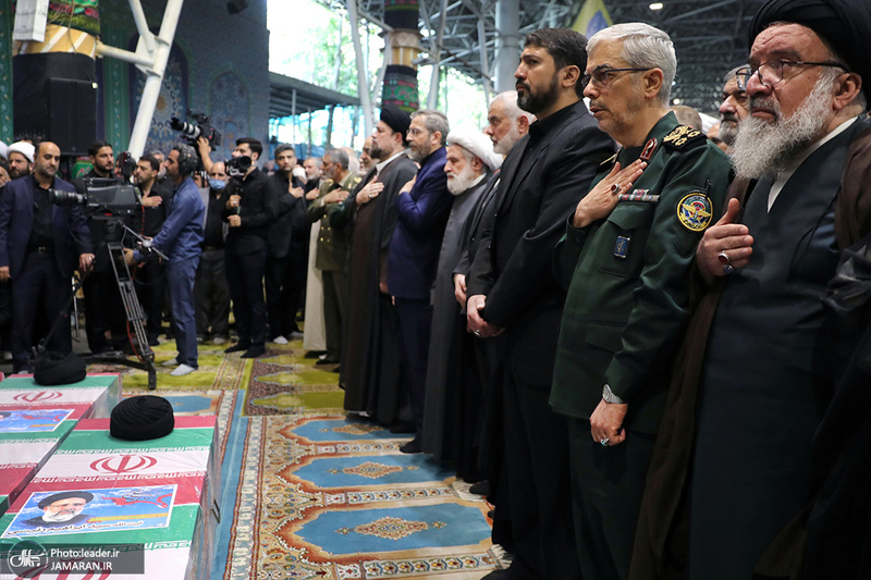 اقامه نماز رهبر معظم انقلاب بر پیکر رئیس جمهوری و یارانش
