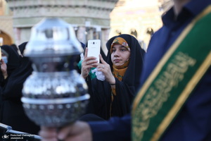 آیین تعویض پرچم گنبد حرم حضرت معصومه(س) و آغاز دهه کرامت