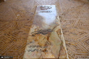 حضور سید محمد خاتمی بر مزار آیت الله سید روح الله خاتمی (ره)