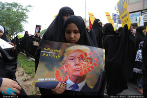 راهپیمایی نمازگزاران نماز جمعه قم در واکنش به خروج آمریکا از برجام