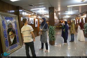 بازدید جمعی از شخصیتهای اجتماعی و فرهنگی کشورهای بوسنی و مقدونیه از بیت امام در جماران