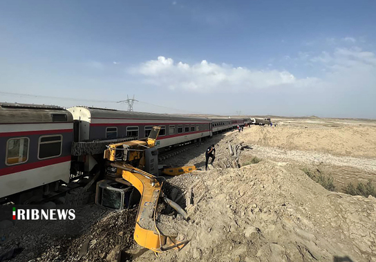 خارج شدن قطار مشهد یزد از ریل (2)