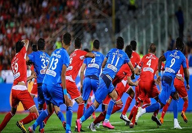 ورود بازیکنان استقلال و پرسپولیس به ورزشگاه آزادی در داربی 91/ ویدیو