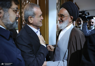  پزشکیان وارد قم شد