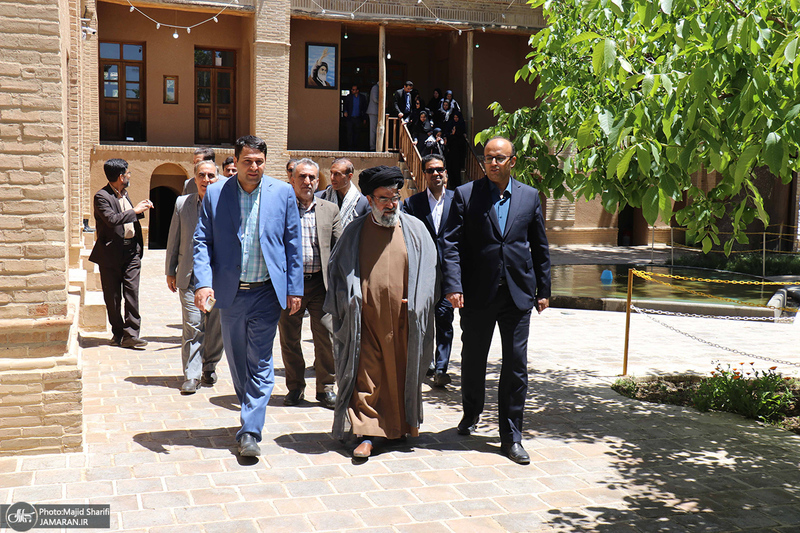 بازدید جمعی از کارکنان وزارت اقتصاد و دارایی استان مرکزی از بیت و زادگاه حضرت امام خمینی (س)