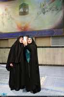 بازدید جمعی از شیعیان کشور هلند و آلمان از بیت امام خمینی در جماران