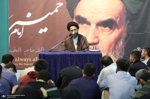 بازدید جمعی از داشجویان دانشگاه‌های آذربایجان شرقی از حسینیه جماران