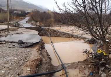 سیل راه‌ ۳۷ روستای قلعه‌گنج و عنبرآباد را بست